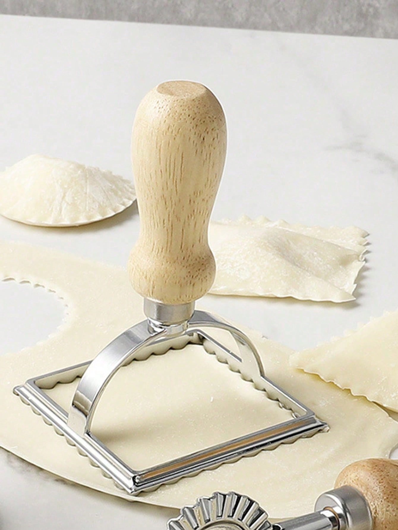 قاطع الكوكيز من سبيكة الزنك بمقبض خشبي، نمط الأزهار المناسب لصنع الأطعمة (الدمبلنج ، البسكويت ، المعجنات)