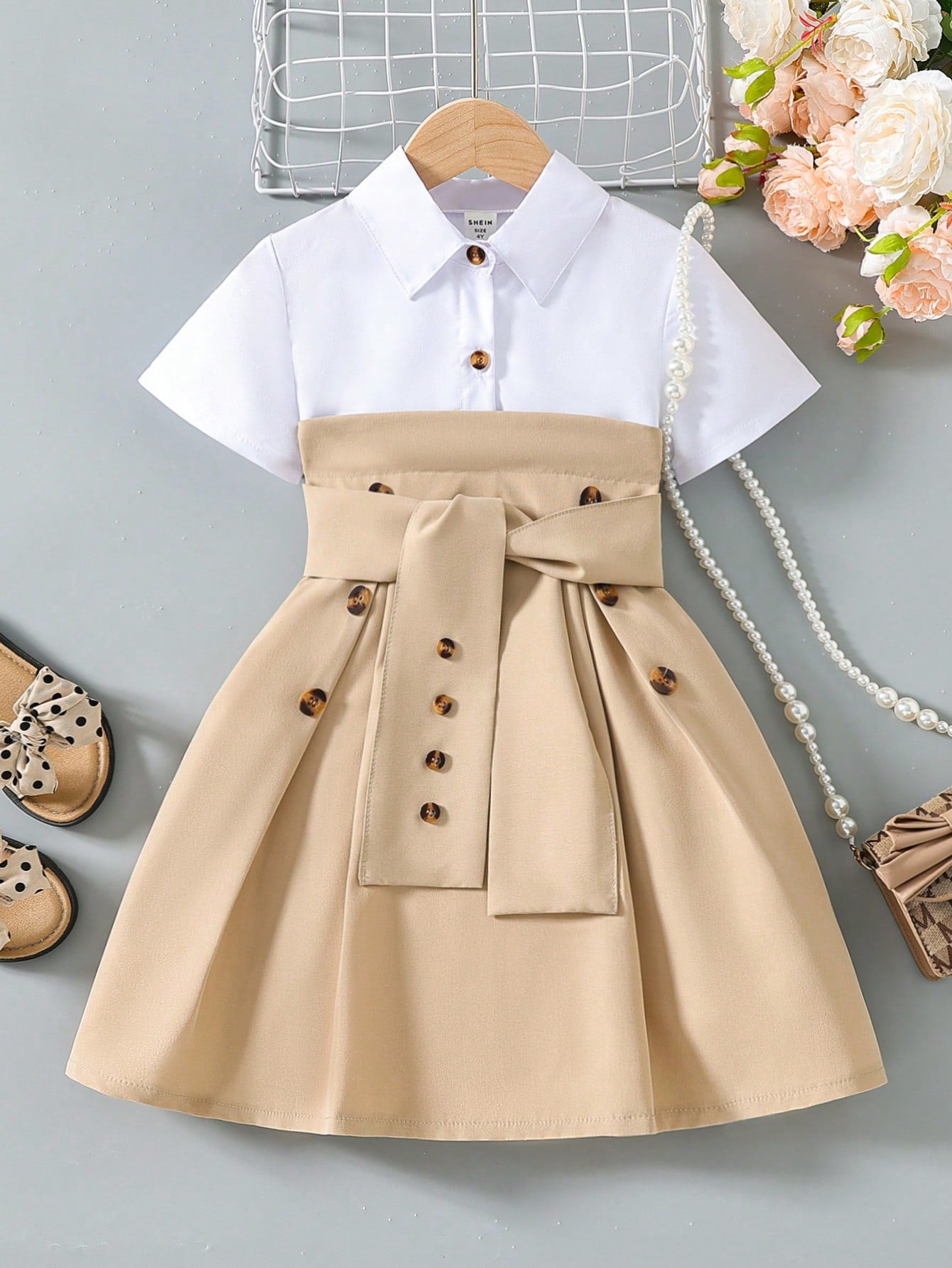 فستان أنيق بياقة قميص للفتيات الصغيرات مع حزام خصر وعناصر تصميم