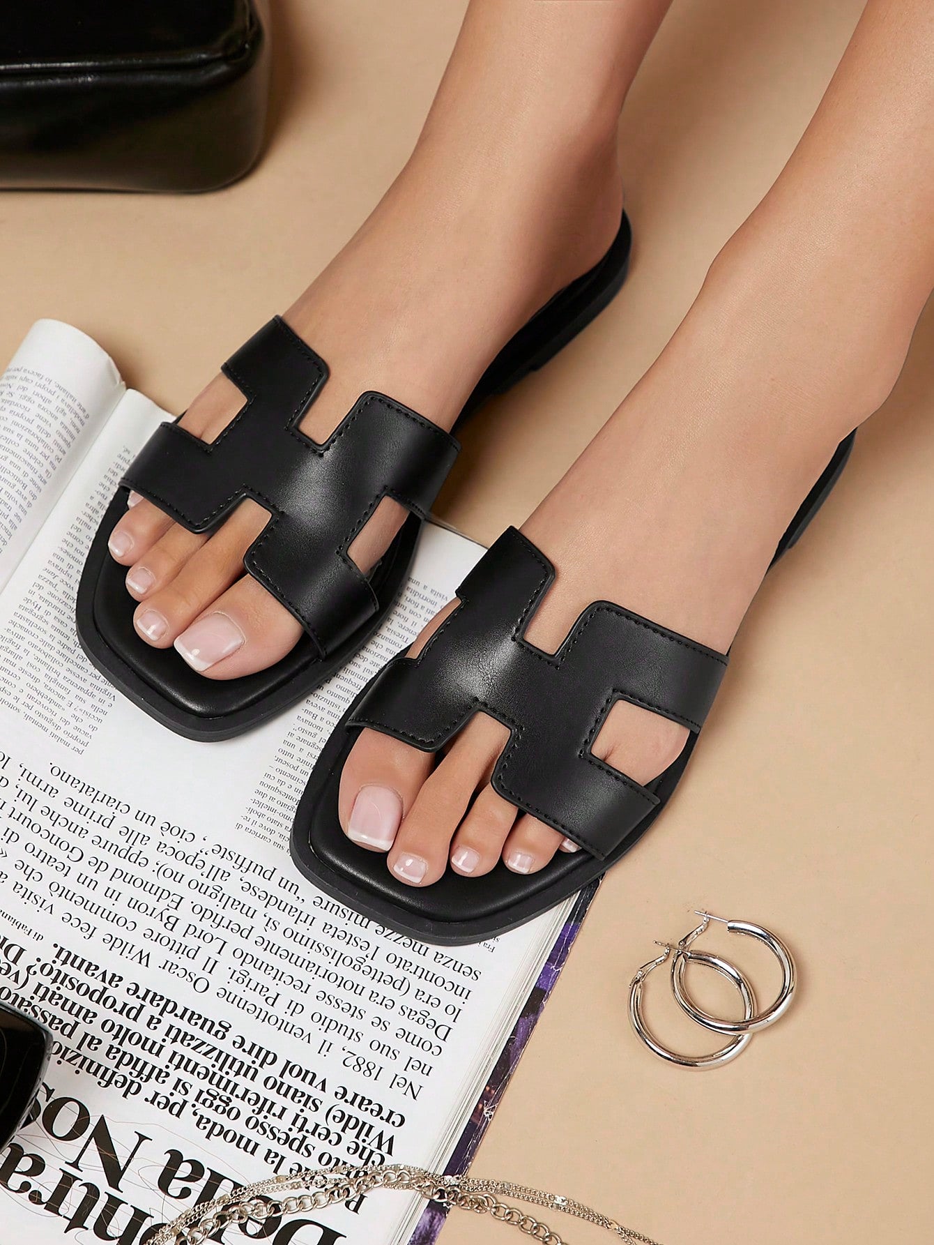 صندل شقة أنيقة للنساء، إحساس بعطلة عيد الميلاد والعطلات، مناسب للخريف والشتاء