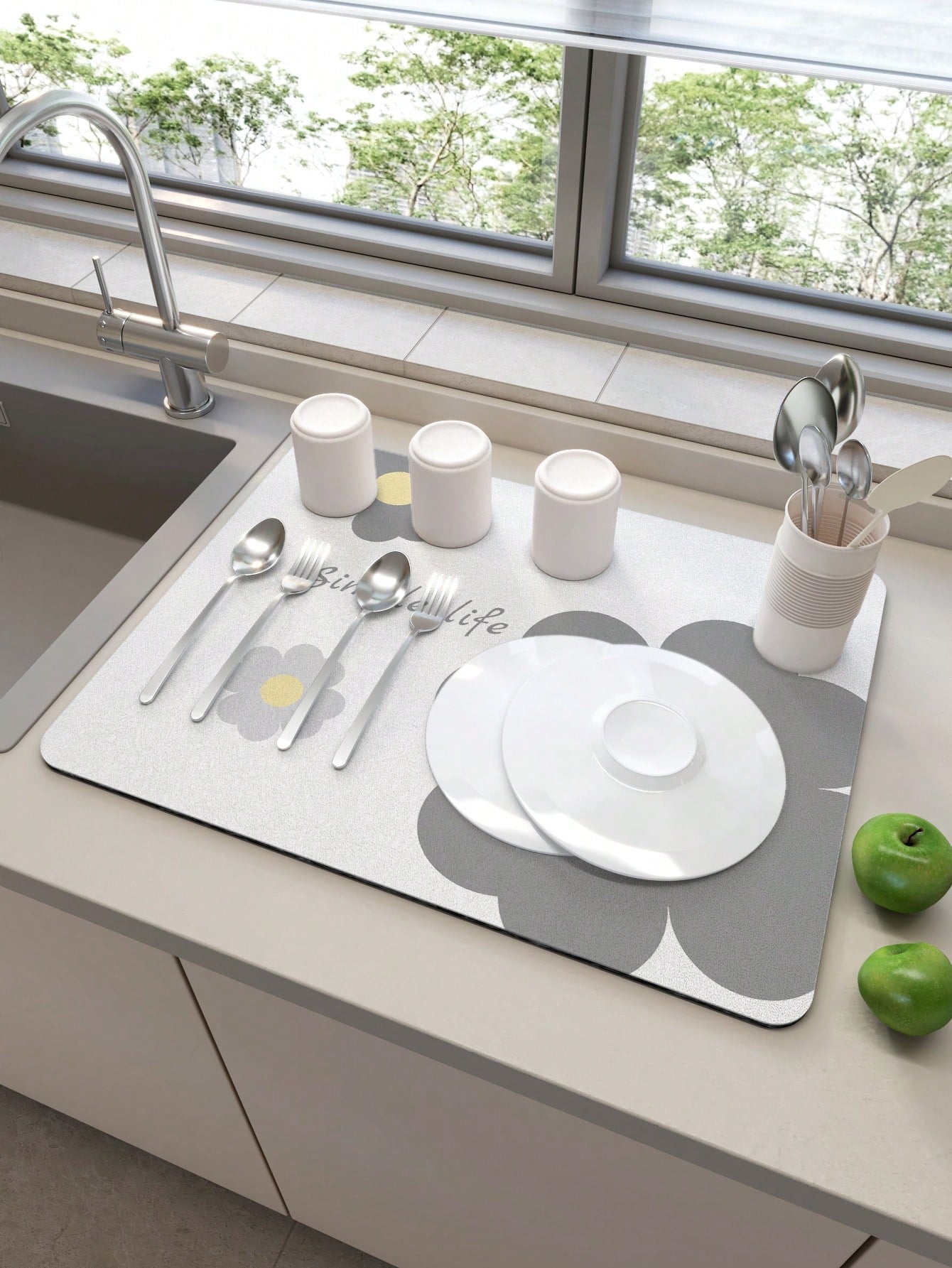 حصيرة تجفيف للمطبخ مصنوعة من مادة البوليستر بأسلوب حياة بسيط وزهور على خلفية بيضاء على أسلوب الحداثة المتناغم والمناسبة للحياة اليومي