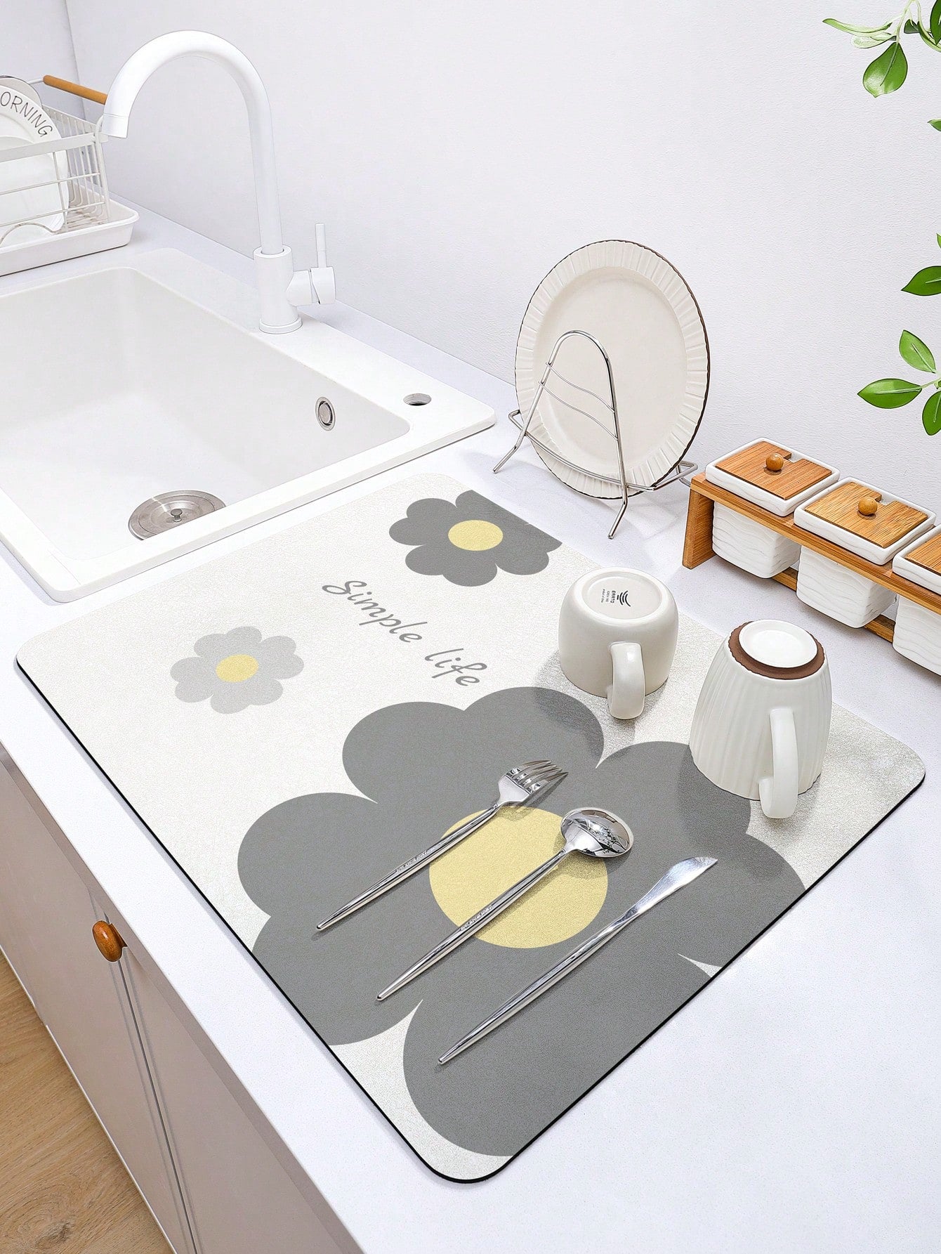 حصيرة تجفيف للمطبخ مصنوعة من مادة البوليستر بأسلوب حياة بسيط وزهور على خلفية بيضاء على أسلوب الحداثة المتناغم والمناسبة للحياة اليومي