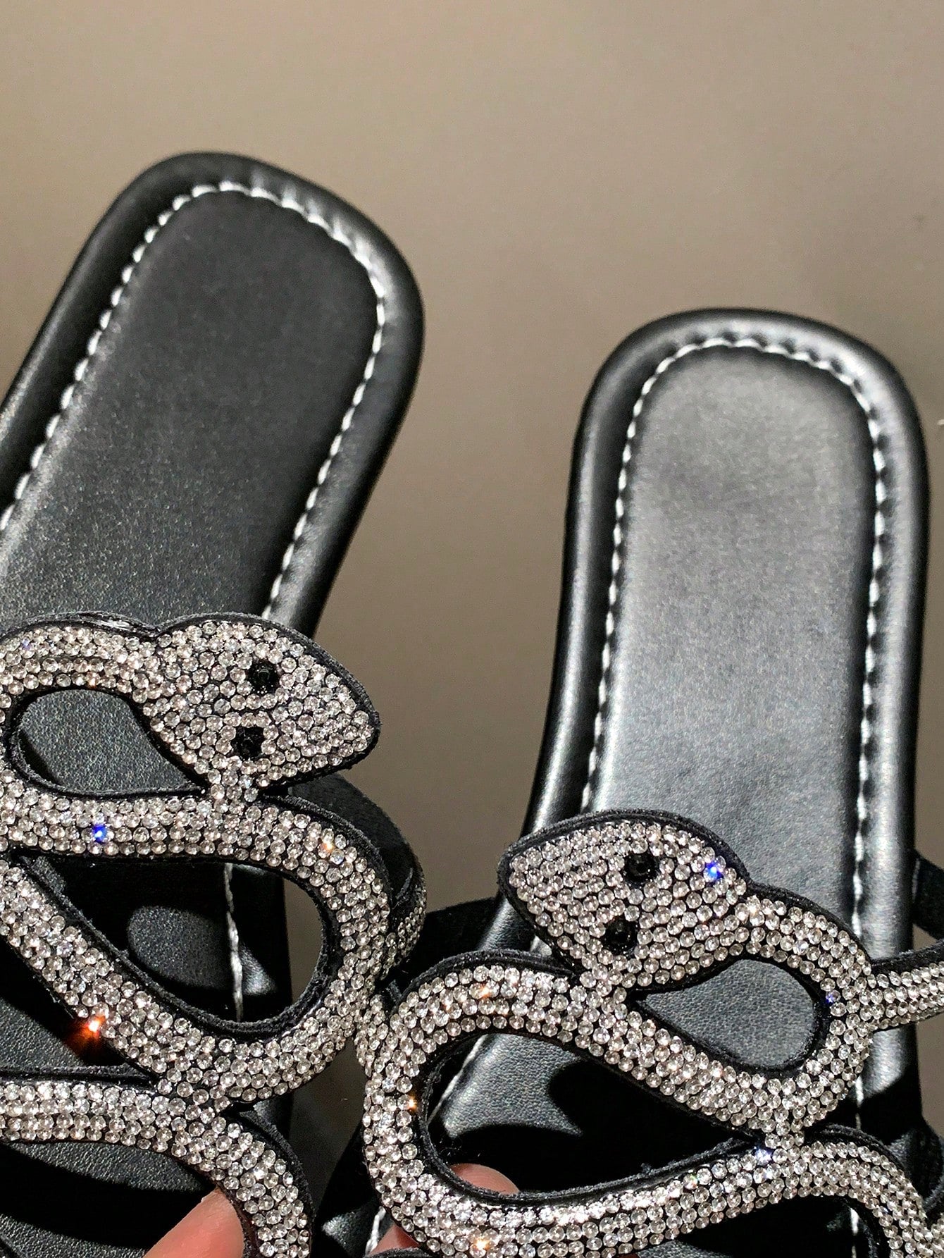 شباشب نسائية بقع بلاستيكية مزخرفة بالراينستون على شكل حية، شباشب بحزام أنيق، شباشب بلاط للشاطئ