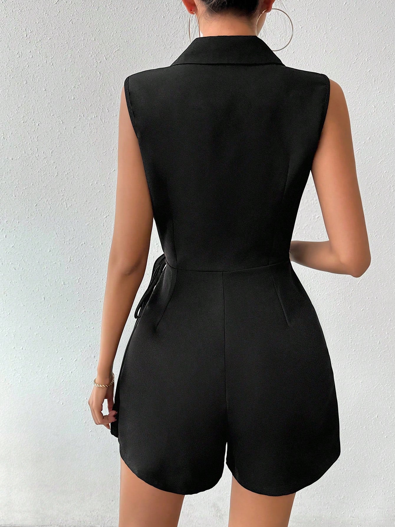 رومبر بلا أكمام وربطة أمامية وطية مدببة في الياقة