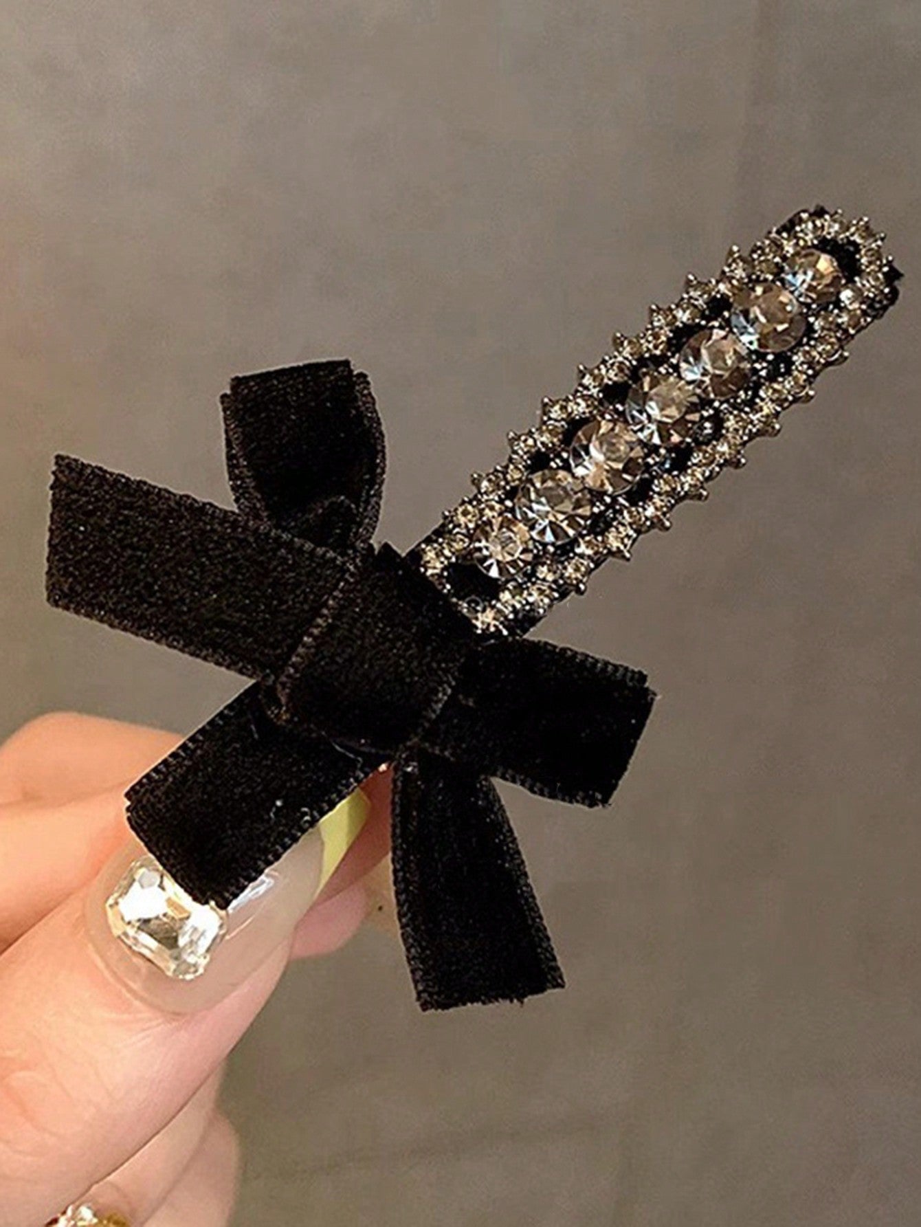 قطعتان من مشابك الشعر الفاخرة الخفيفة الفاخرة ذات الزهور العتيقة بأحجار الراينستون الرمادية للنساء، مناسبة للأشعار المنسدلة.