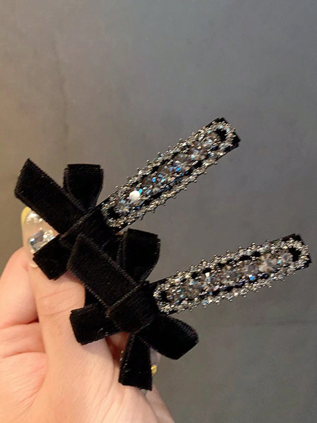 قطعتان من مشابك الشعر الفاخرة الخفيفة الفاخرة ذات الزهور العتيقة بأحجار الراينستون الرمادية للنساء، مناسبة للأشعار المنسدلة.