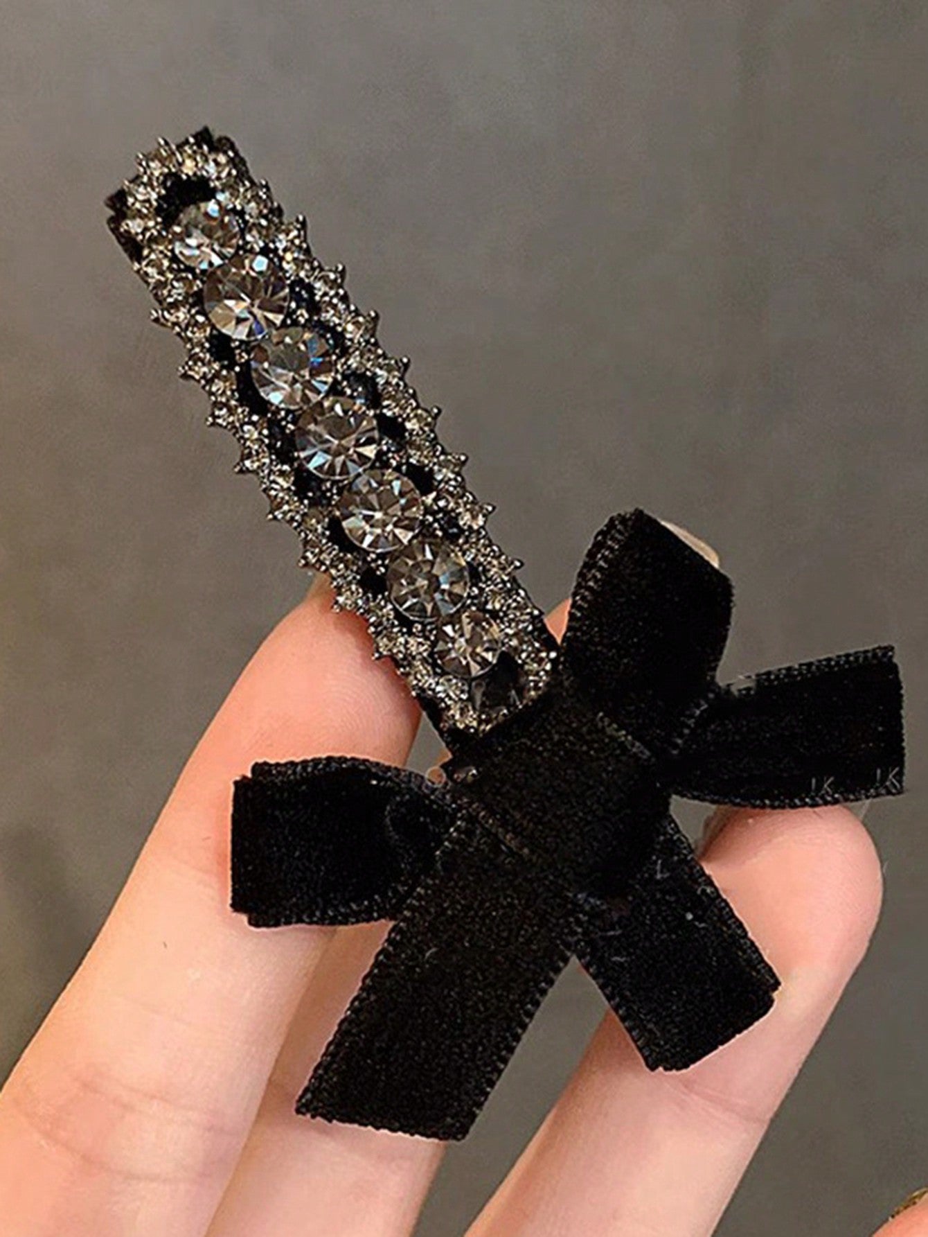 قطعتان من مشابك الشعر الفاخرة الخفيفة الفاخرة ذات الزهور العتيقة بأحجار الراينستون الرمادية للنساء، مناسبة للأشعار المنسدلة.