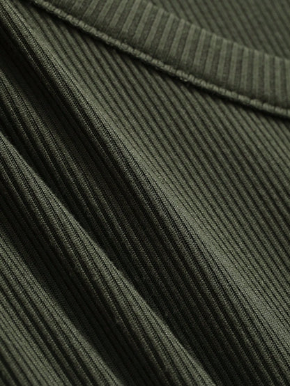 قميص بياقة U كبيرة وضيق للنساء