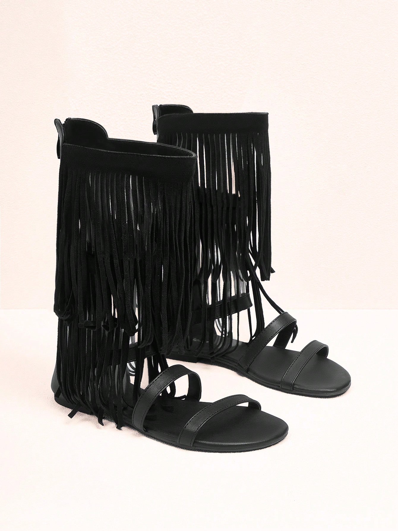 حذاء صندل روماني مرتفع بسحاب خلفي وزلّة هندسية مع تسريحة عصرية للنساء لموسم الصيف والعطلات وللبيع على اجواء الازياء البوهيمية