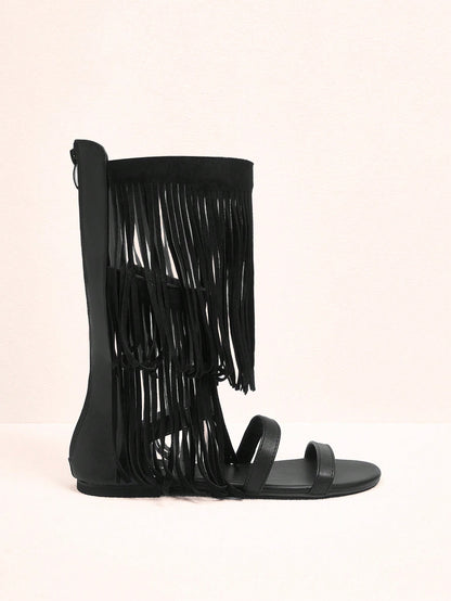 حذاء صندل روماني مرتفع بسحاب خلفي وزلّة هندسية مع تسريحة عصرية للنساء لموسم الصيف والعطلات وللبيع على اجواء الازياء البوهيمية