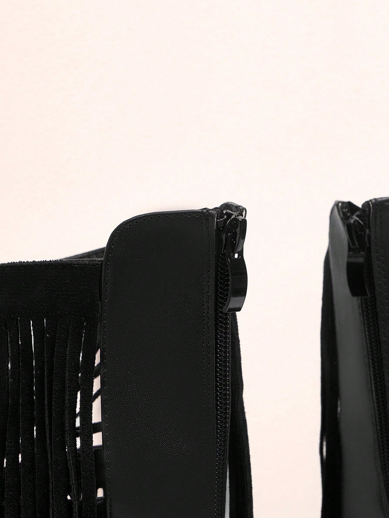 حذاء صندل روماني مرتفع بسحاب خلفي وزلّة هندسية مع تسريحة عصرية للنساء لموسم الصيف والعطلات وللبيع على اجواء الازياء البوهيمية