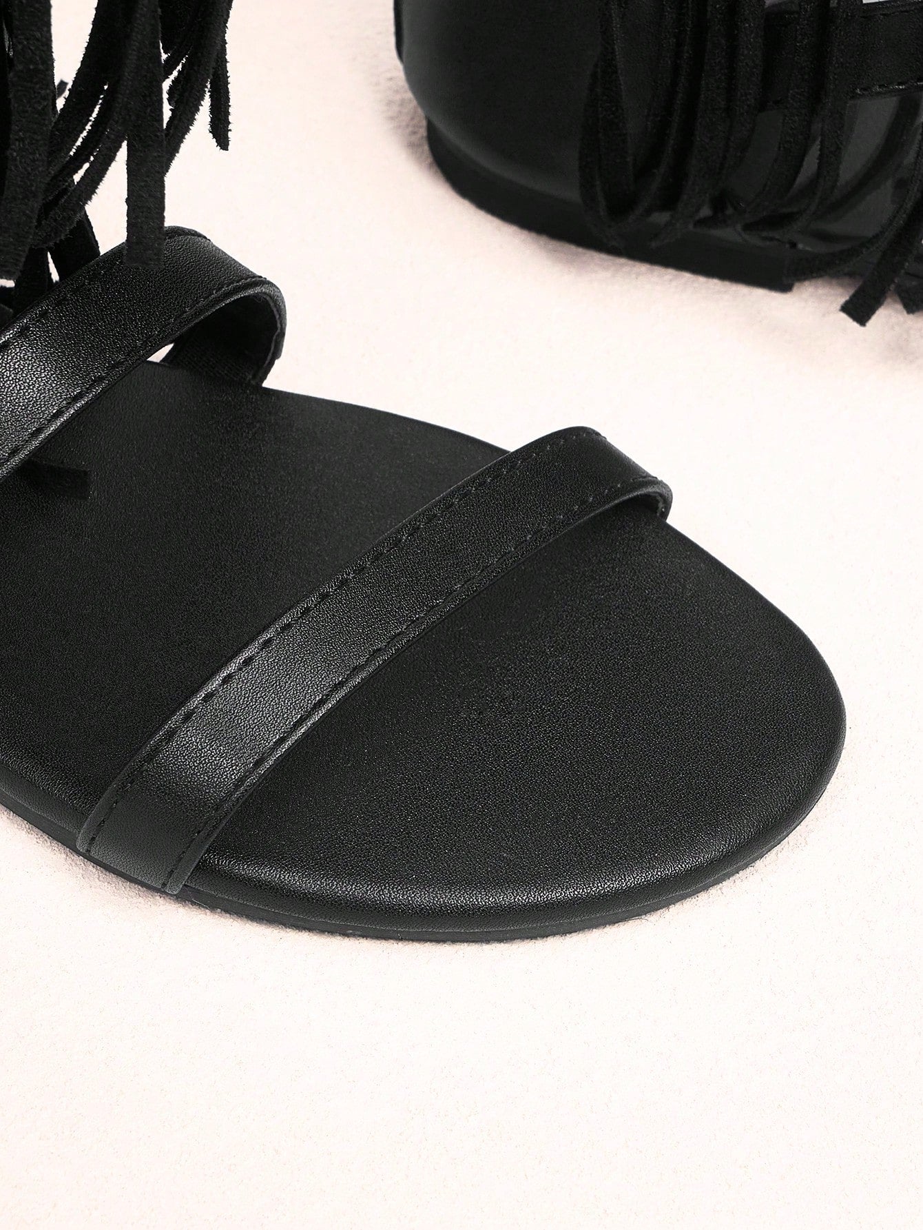 صنادل رومانية ذات سحاب خلفي مزين بشراشيب هندسية للنساء