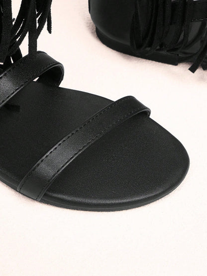 حذاء صندل روماني مرتفع بسحاب خلفي وزلّة هندسية مع تسريحة عصرية للنساء لموسم الصيف والعطلات وللبيع على اجواء الازياء البوهيمية