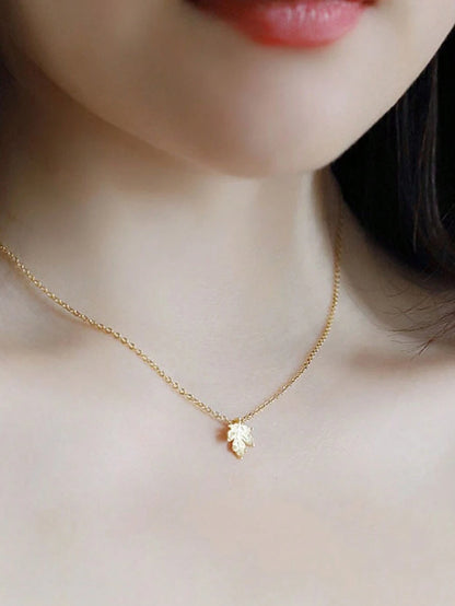 قلادة واحدة تصميم ورقة البلوط البسيط للنساء