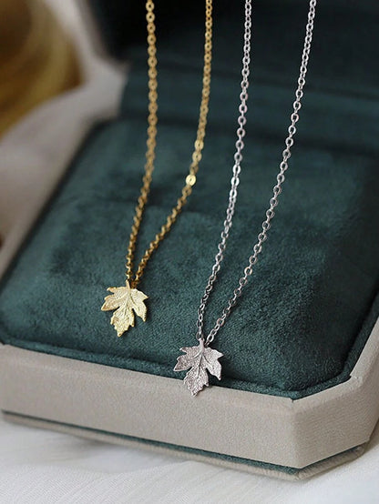 قلادة واحدة تصميم ورقة البلوط البسيط للنساء