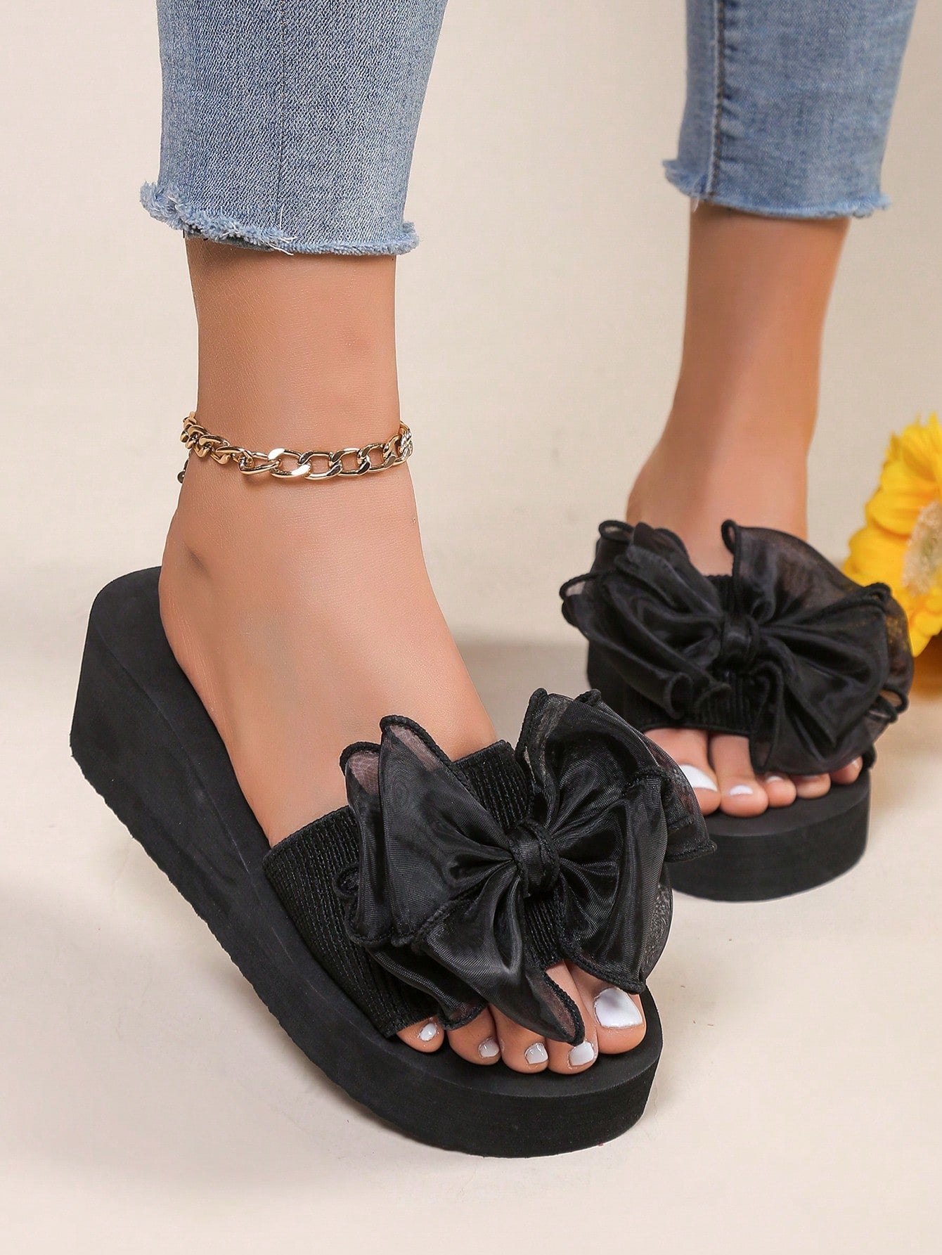 نعل سميك ذو مقدمة مسننة لصندل نسائي مدبب في الصيف، شبشب خارجي/داخلي غير منزلق موضة أسود