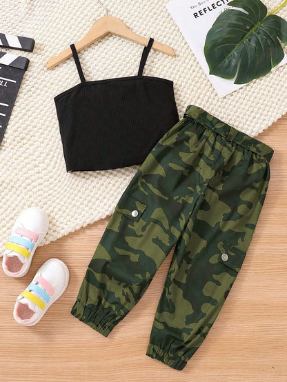 توب كامي وبنطلون كارجو بحزام وطباعة كامو طفلة صغيرة