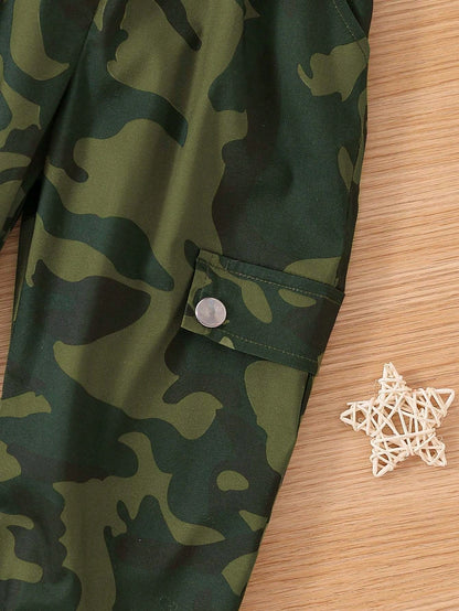 توب كامي وبنطلون كارجو بحزام وطباعة كامو طفلة صغيرة