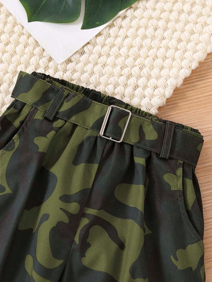 توب كامي وبنطلون كارجو بحزام وطباعة كامو طفلة صغيرة