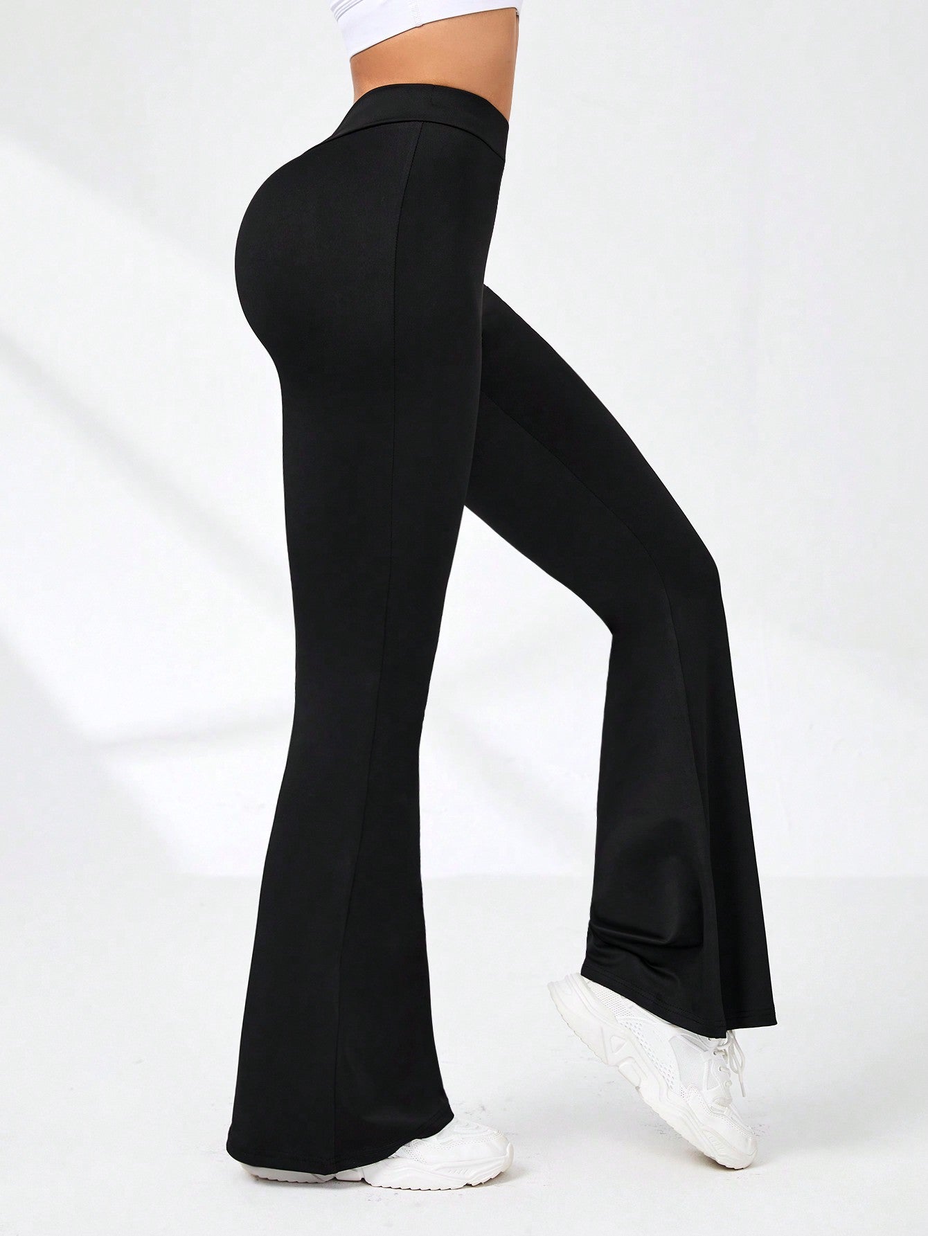 سروال رياضي بقصة واسعة وخصر مطاطي خلفي بتفاصيل مجعدة