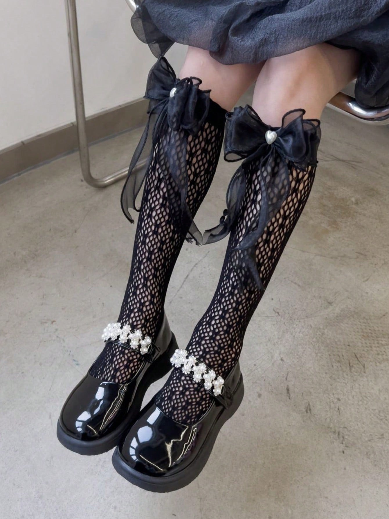 بنطلون ضيق للفتيات للربيع والصيف مع جوارب عالية الركبة من الدانتيل و الشبكة ومزينة باللؤلؤ للطبقة الأساسية