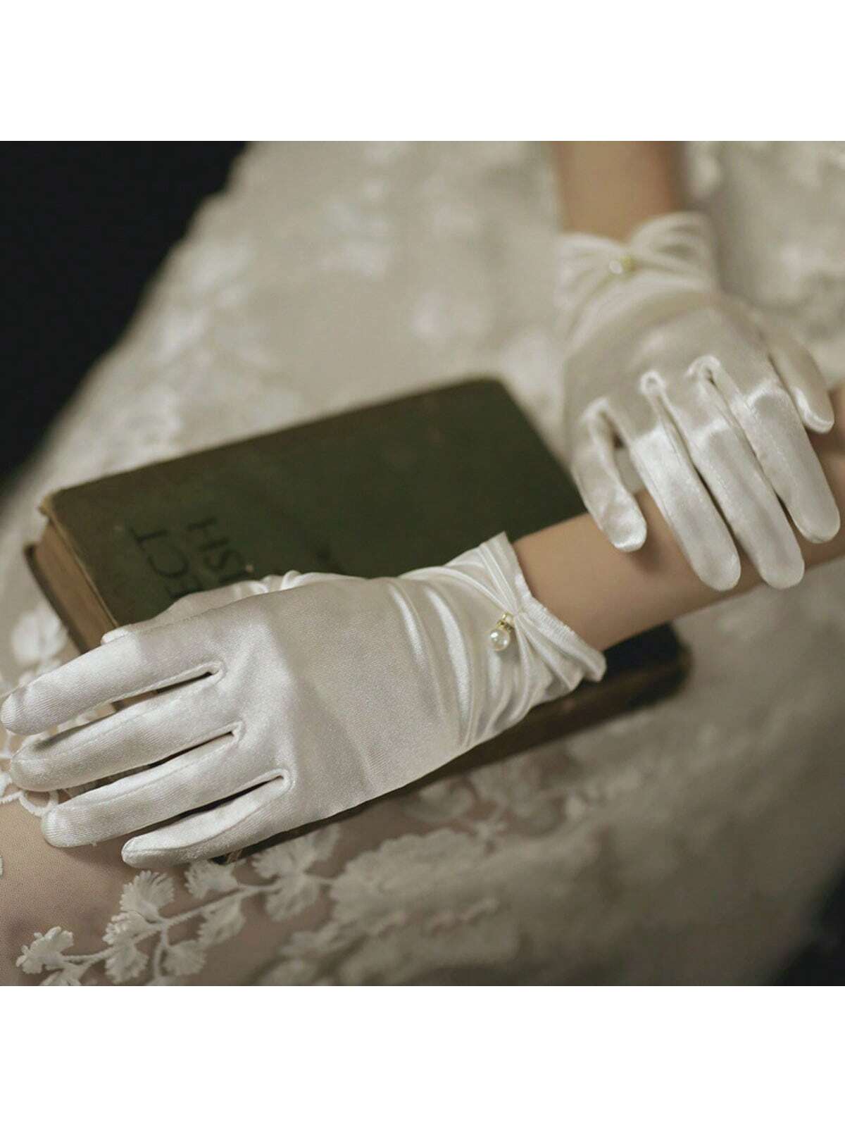 قفازات عروس بنات اللؤلؤ الأبيض المطاطية قصيرة من الساتان الشفاف للعروس