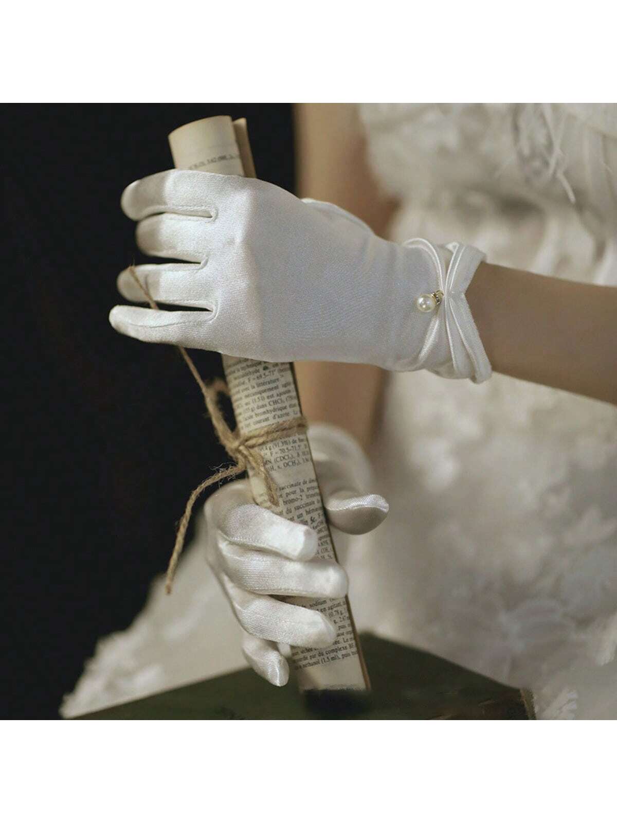 قفازات عروس بنات اللؤلؤ الأبيض المطاطية قصيرة من الساتان الشفاف للعروس