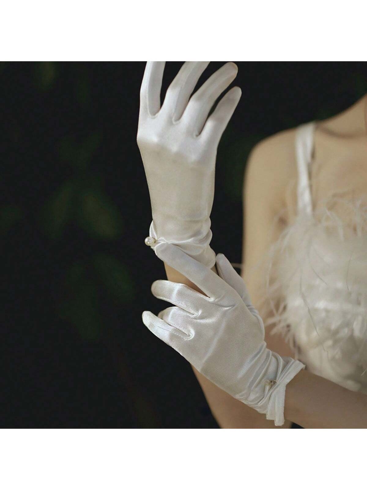 قفازات عروس بنات اللؤلؤ الأبيض المطاطية قصيرة من الساتان الشفاف للعروس