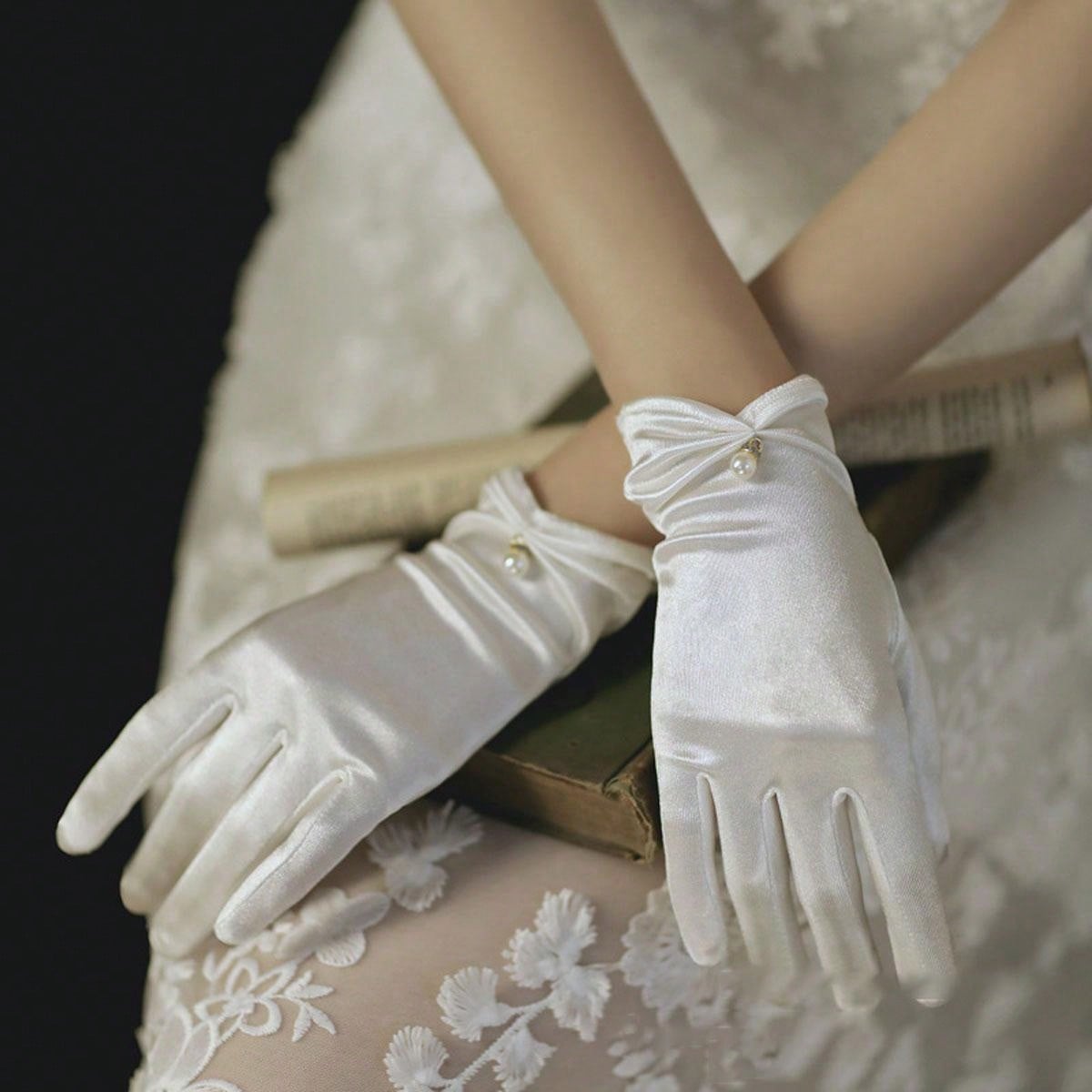 قفازات عروس بنات اللؤلؤ الأبيض المطاطية قصيرة من الساتان الشفاف للعروس