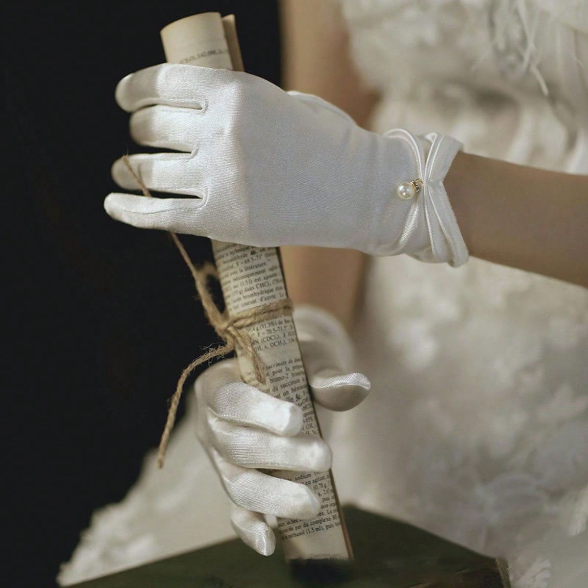 قفازات عروس بنات اللؤلؤ الأبيض المطاطية قصيرة من الساتان الشفاف للعروس