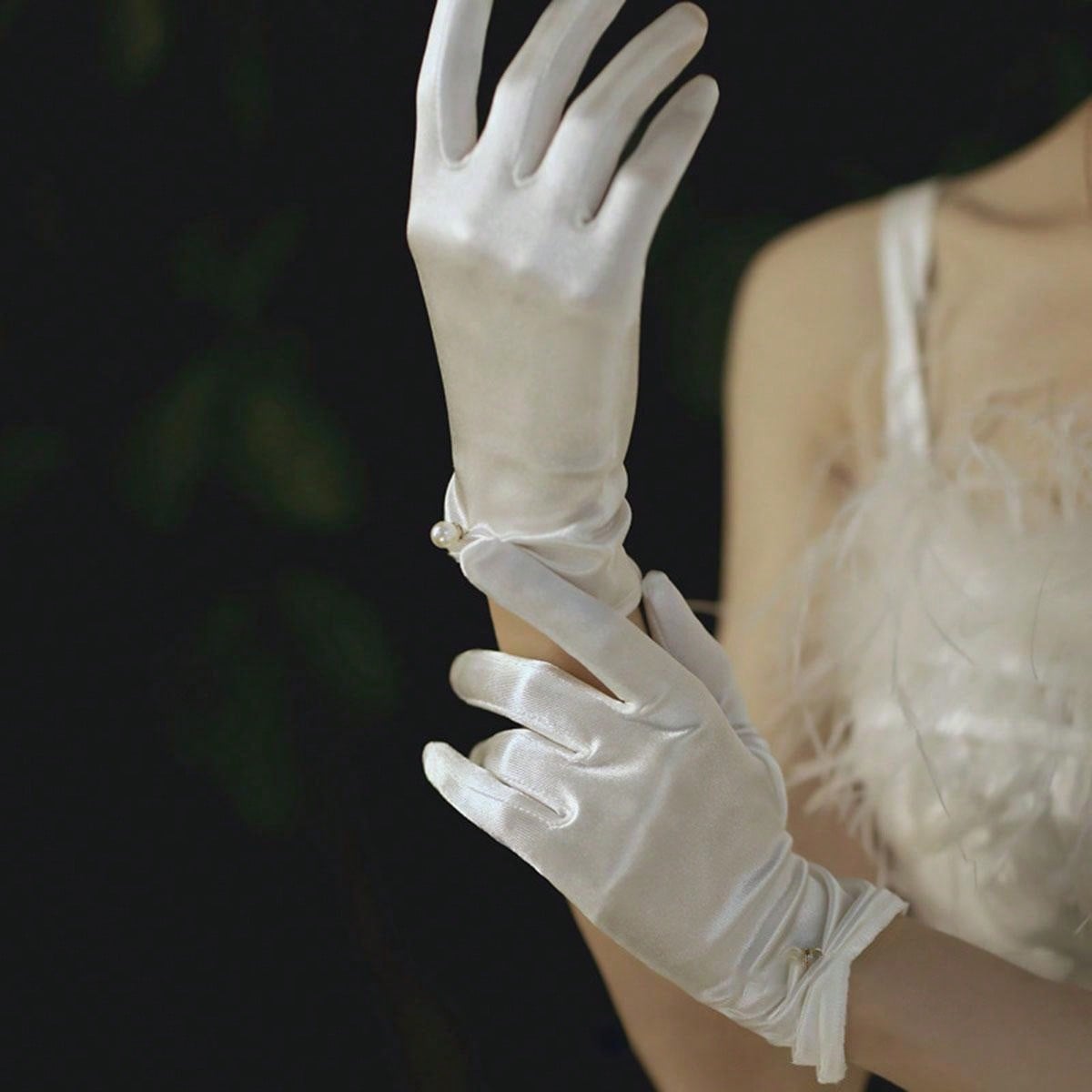 قفازات عروس بنات اللؤلؤ الأبيض المطاطية قصيرة من الساتان الشفاف للعروس
