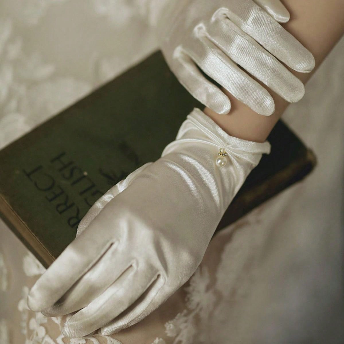 قفازات عروس بنات اللؤلؤ الأبيض المطاطية قصيرة من الساتان الشفاف للعروس