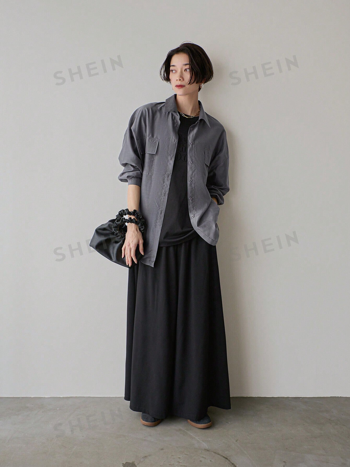 قميص بأزرار وجيوب مطوية بلون سادة