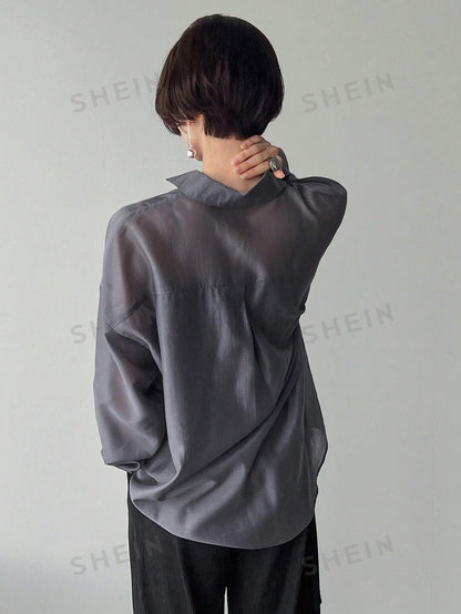 قميص بأزرار وجيوب مطوية بلون سادة