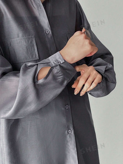 قميص بأزرار وجيوب مطوية بلون سادة