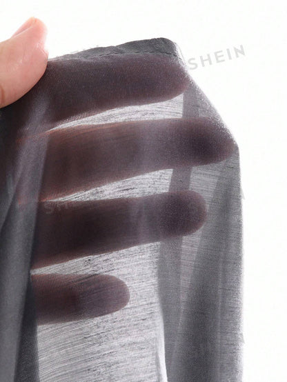 قميص بأزرار وجيوب مطوية بلون سادة