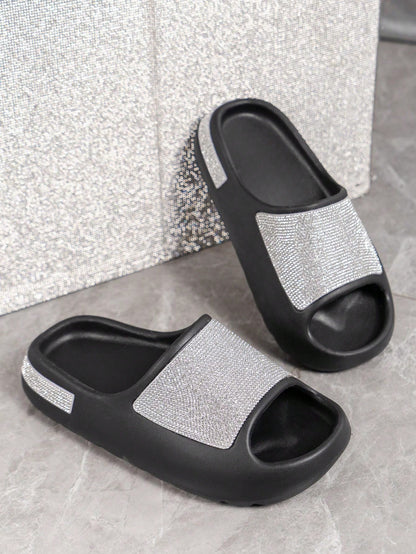 صندل بلاستيكي نسائي واسع القدم مرصع بنقوش ماسية مائية و نعل سميك للارتداء اليومي و الحفلات و الحمامات و الشواطئ داخل و خارج المنزل