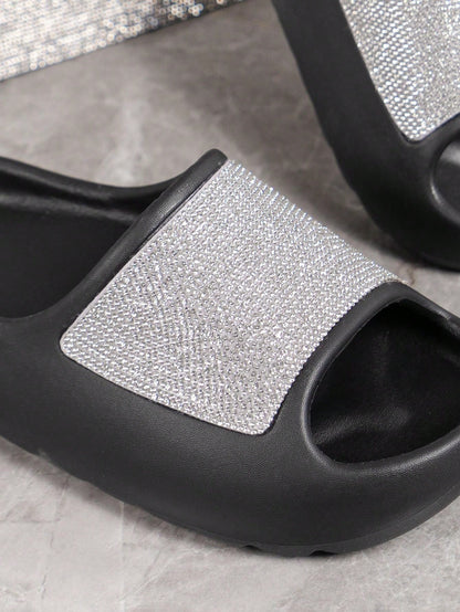صندل بلاستيكي نسائي واسع القدم مرصع بنقوش ماسية مائية و نعل سميك للارتداء اليومي و الحفلات و الحمامات و الشواطئ داخل و خارج المنزل
