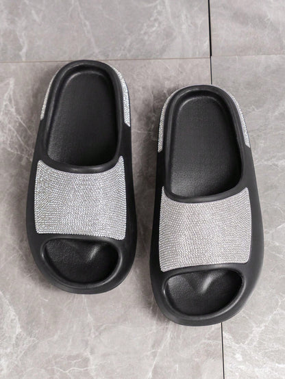 صندل بلاستيكي نسائي واسع القدم مرصع بنقوش ماسية مائية و نعل سميك للارتداء اليومي و الحفلات و الحمامات و الشواطئ داخل و خارج المنزل