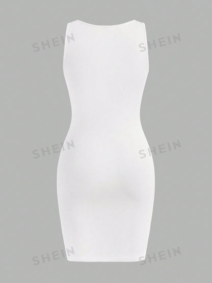 فستان قصير كاجوال بطبعة التاج والحروف بدون أكمام ورقبة على شكل حرف