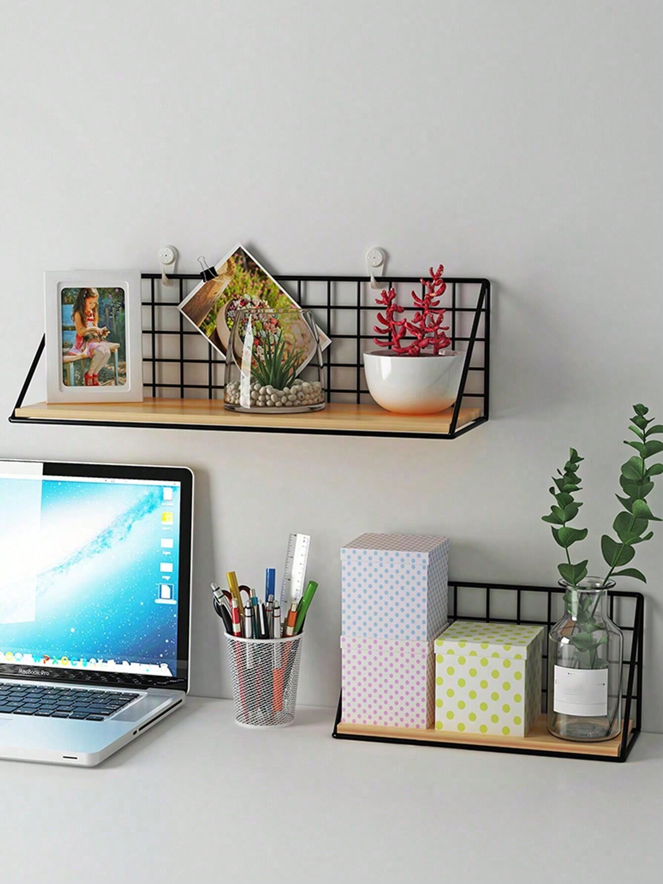 رف بسيط للكتب يتم تركيبه على الحائط بواسطة الحديد