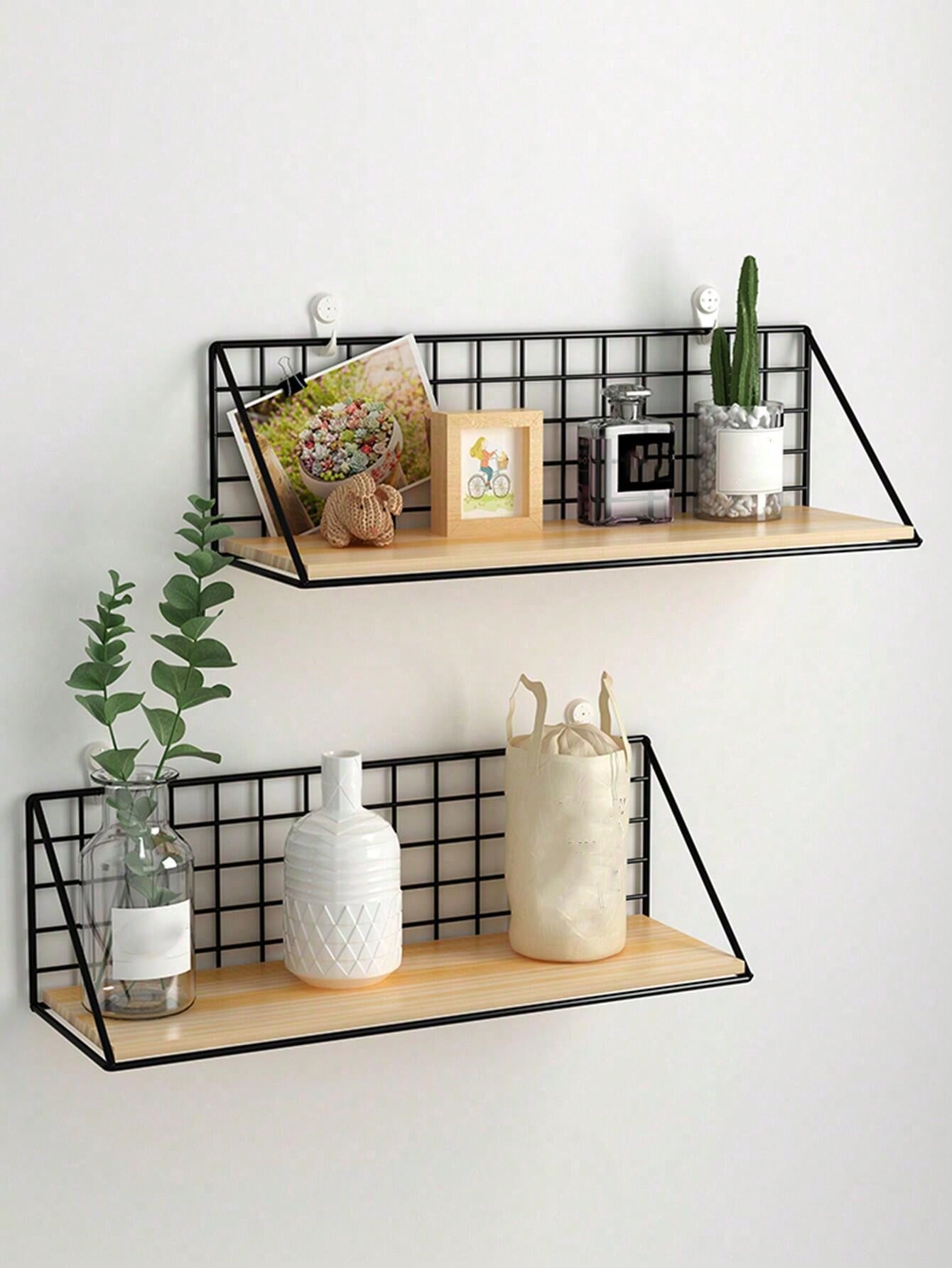 رف بسيط للكتب يتم تركيبه على الحائط بواسطة الحديد