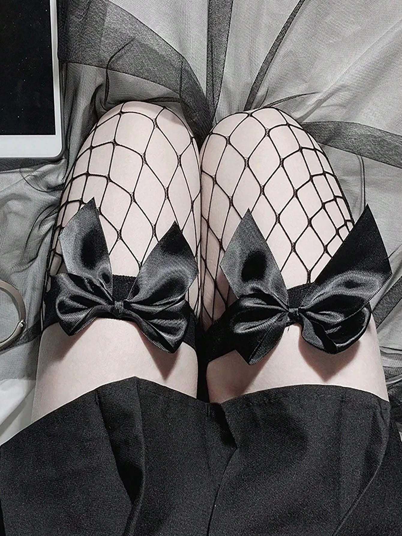 جوارب طويلة فوق الركبتين سكسية بالأسود والأبيض ساحرة للنساء