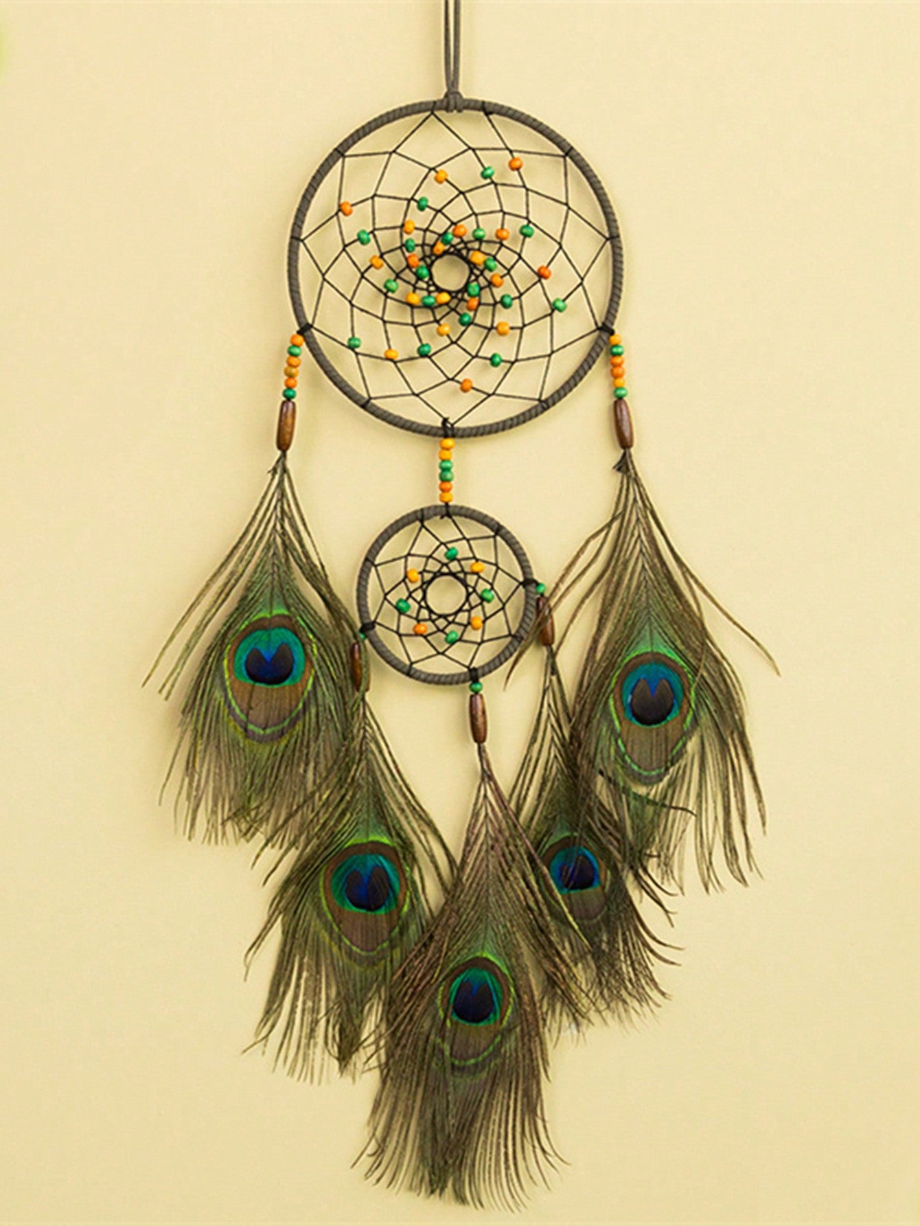 صائد الأحلام بريشة الطاووس 1 قطعة مع أجراس الرياح، ديكور كريم أصفر ملون لغرفة / فندق / نزل المنزل القديم