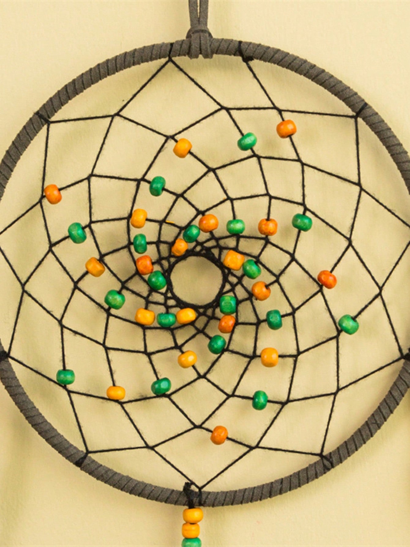 صائد الأحلام بريشة الطاووس 1 قطعة مع أجراس الرياح، ديكور كريم أصفر ملون لغرفة / فندق / نزل المنزل القديم