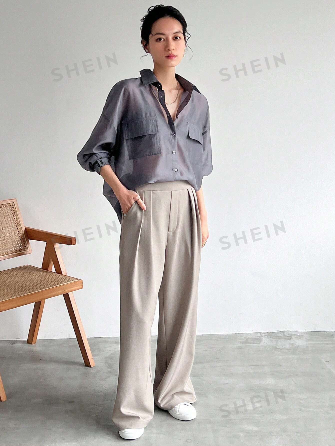 قميص بأزرار وجيوب مطوية بلون سادة