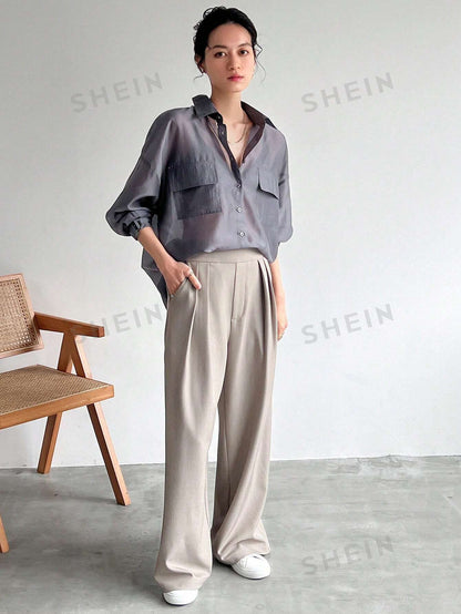 قميص بأزرار وجيوب مطوية بلون سادة