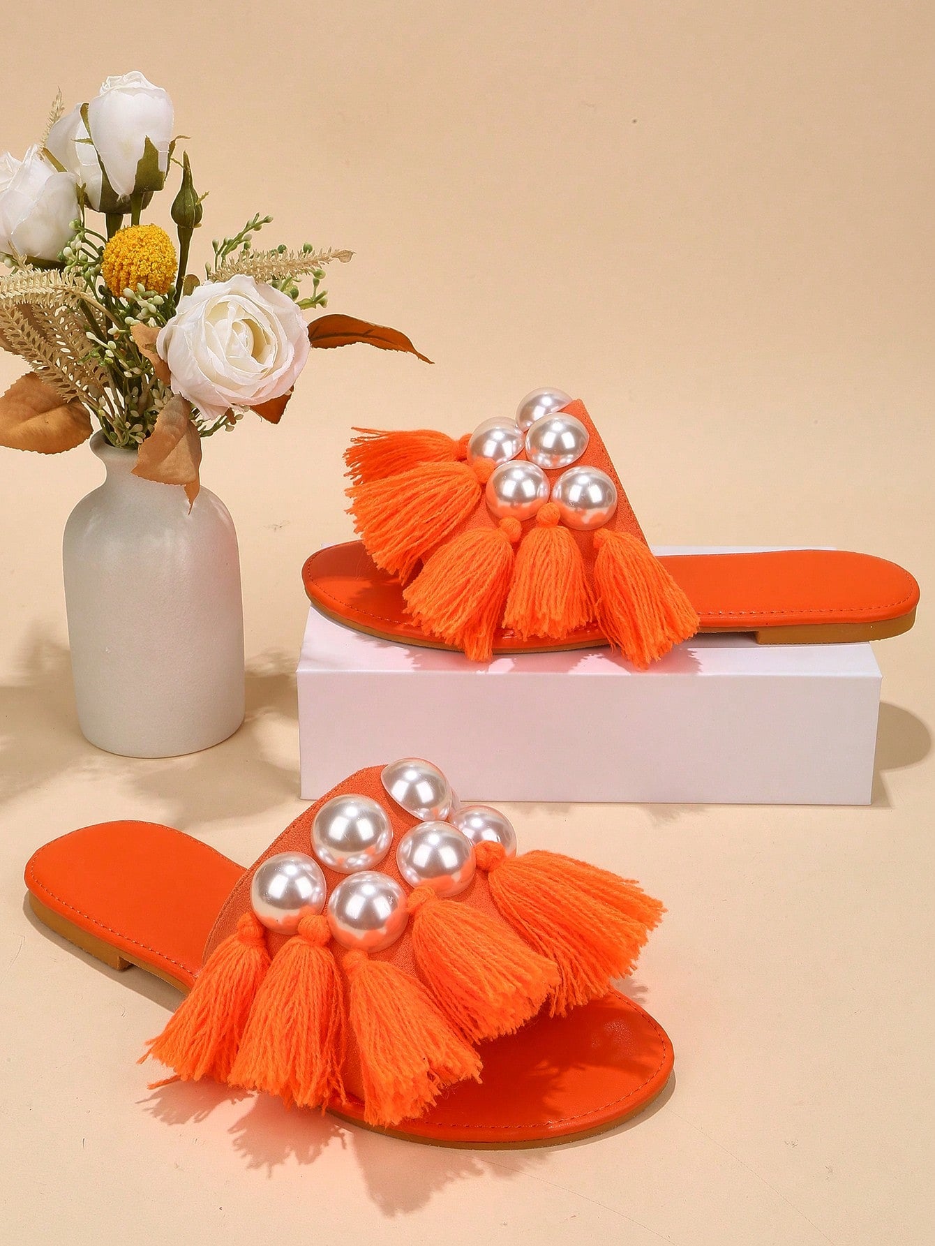 حذاء رملي مسطح مرصع باللؤلؤ والزينة ونعل شفاف يعتبر موضة