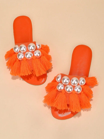 حذاء رملي مسطح مرصع باللؤلؤ والزينة ونعل شفاف يعتبر موضة