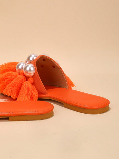 حذاء رملي مسطح مرصع باللؤلؤ والزينة ونعل شفاف يعتبر موضة