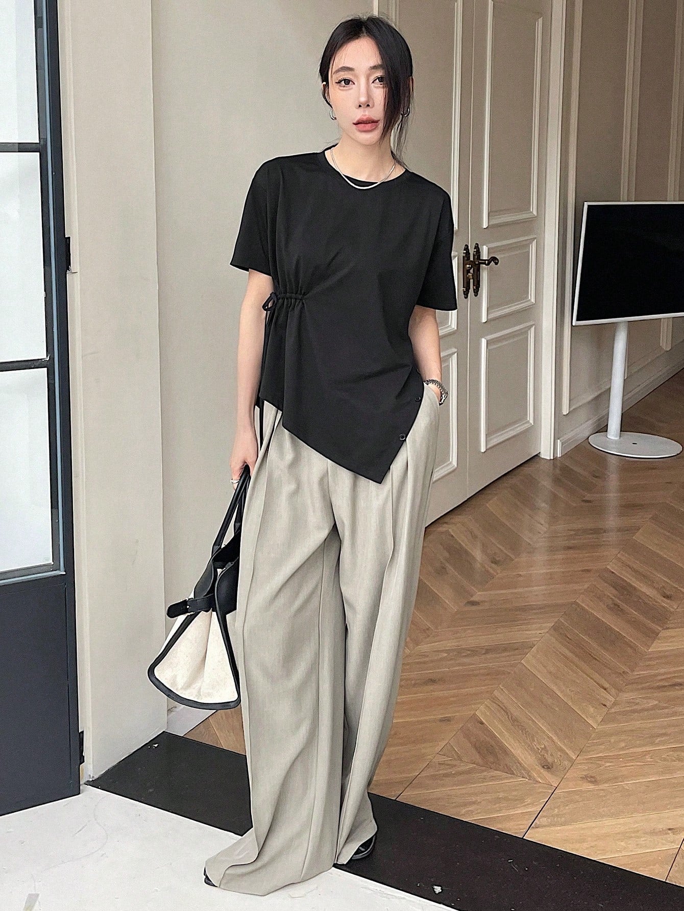 قميص صيفي نسائي برقبة دائرية و تفاصيل ربط جانبية بلون سادة